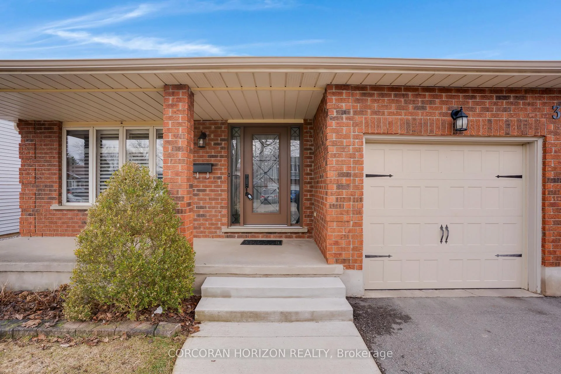 Photo 3 of 35 Southview Crescent, Cambridge — HOMEH