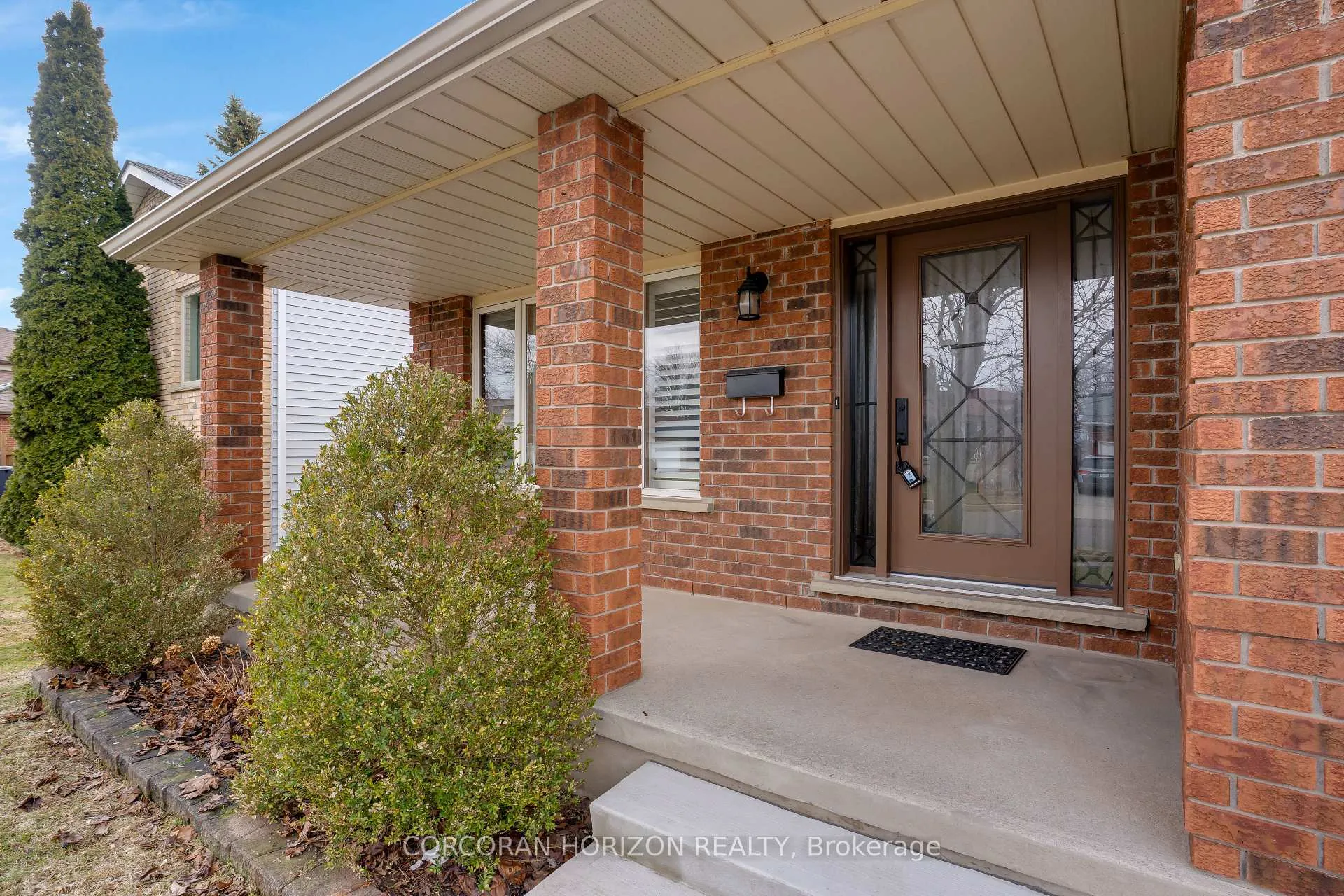 Photo 4 of 35 Southview Crescent, Cambridge — HOMEH