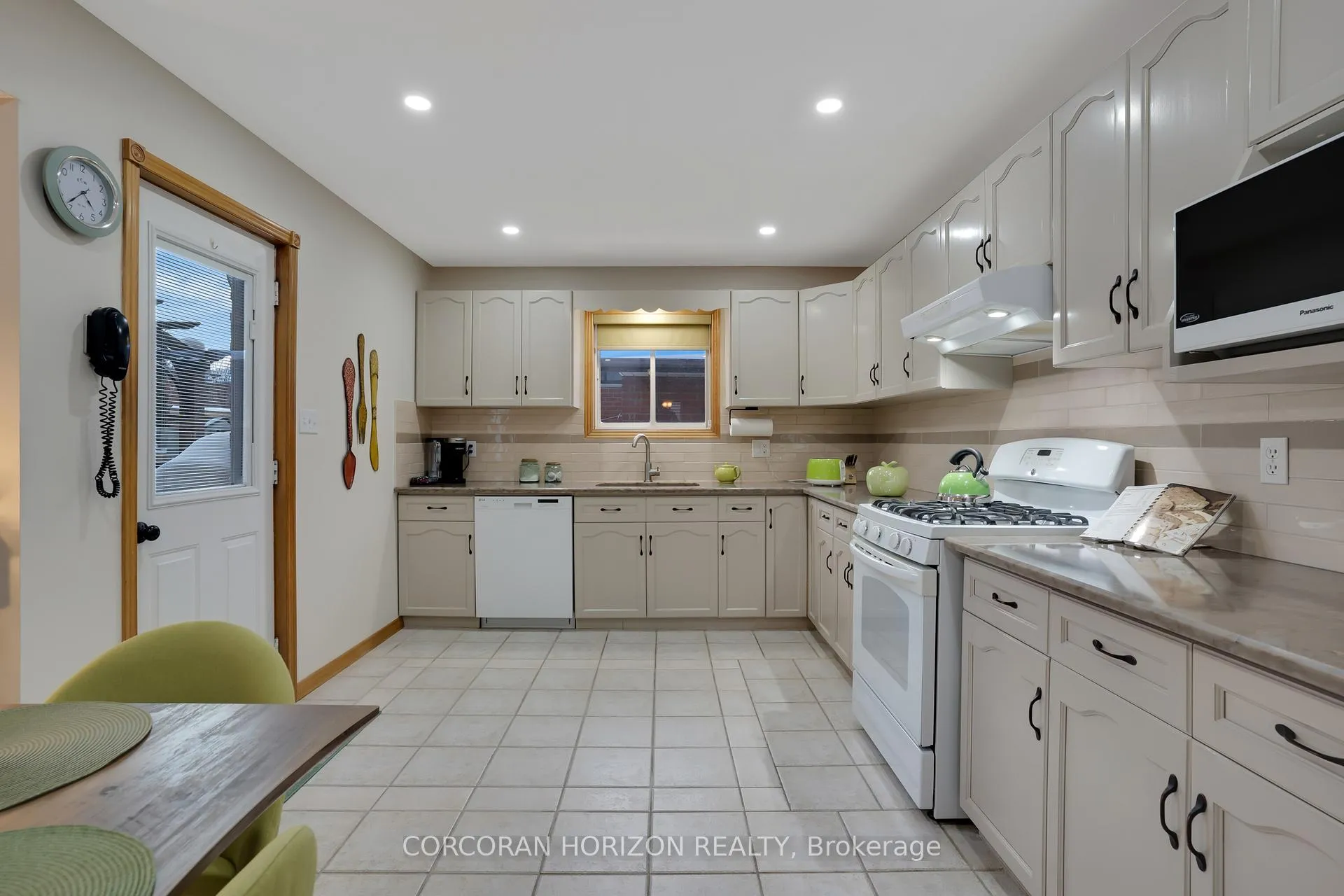 Photo 16 of 35 Southview Crescent, Cambridge — HOMEH