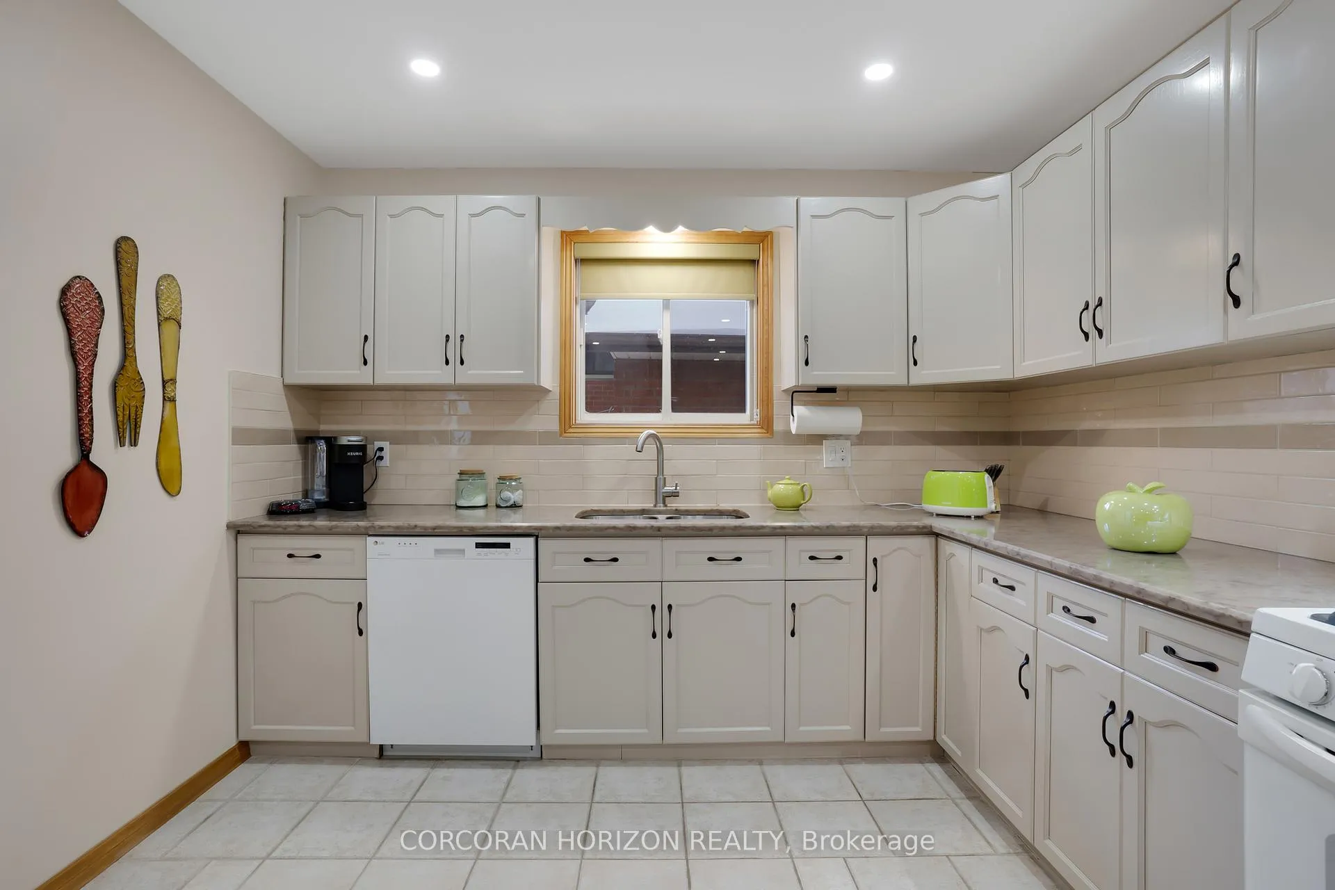 Photo 17 of 35 Southview Crescent, Cambridge — HOMEH