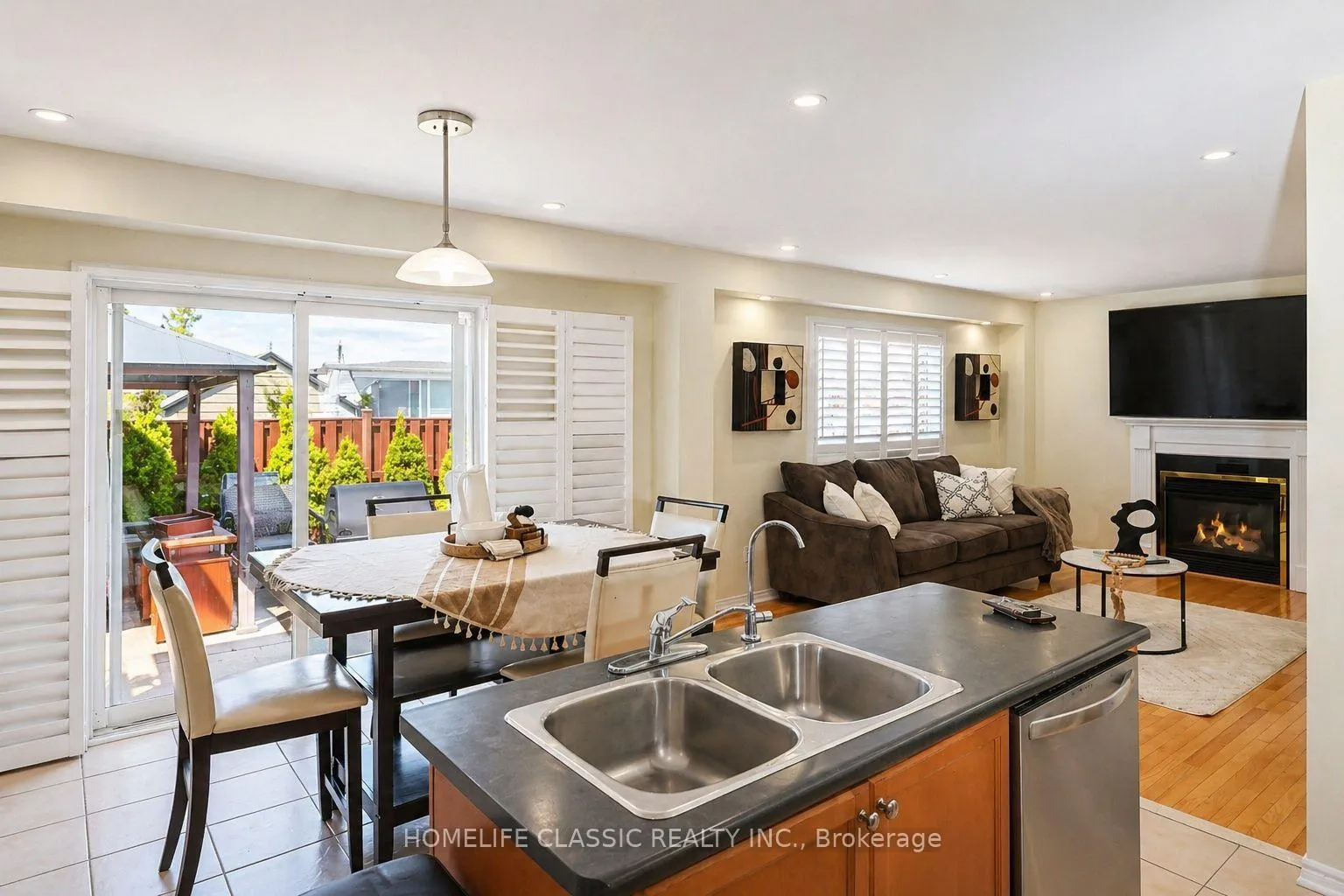 Photo 4 of 101 Botavia Downs Drive, Brampton, Fletcher's Meadow — HOMEH