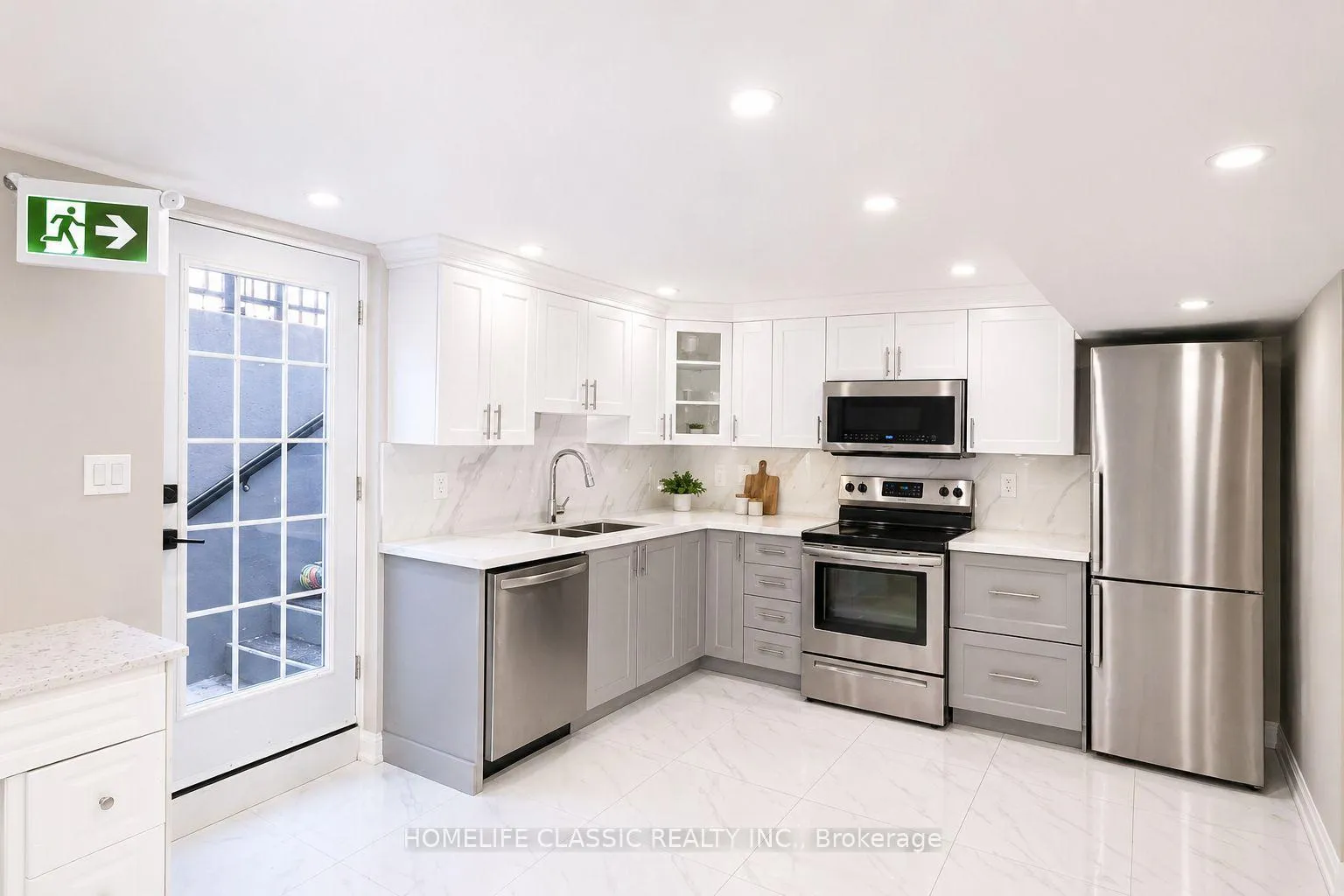 Photo 11 of 101 Botavia Downs Drive, Brampton, Fletcher's Meadow — HOMEH