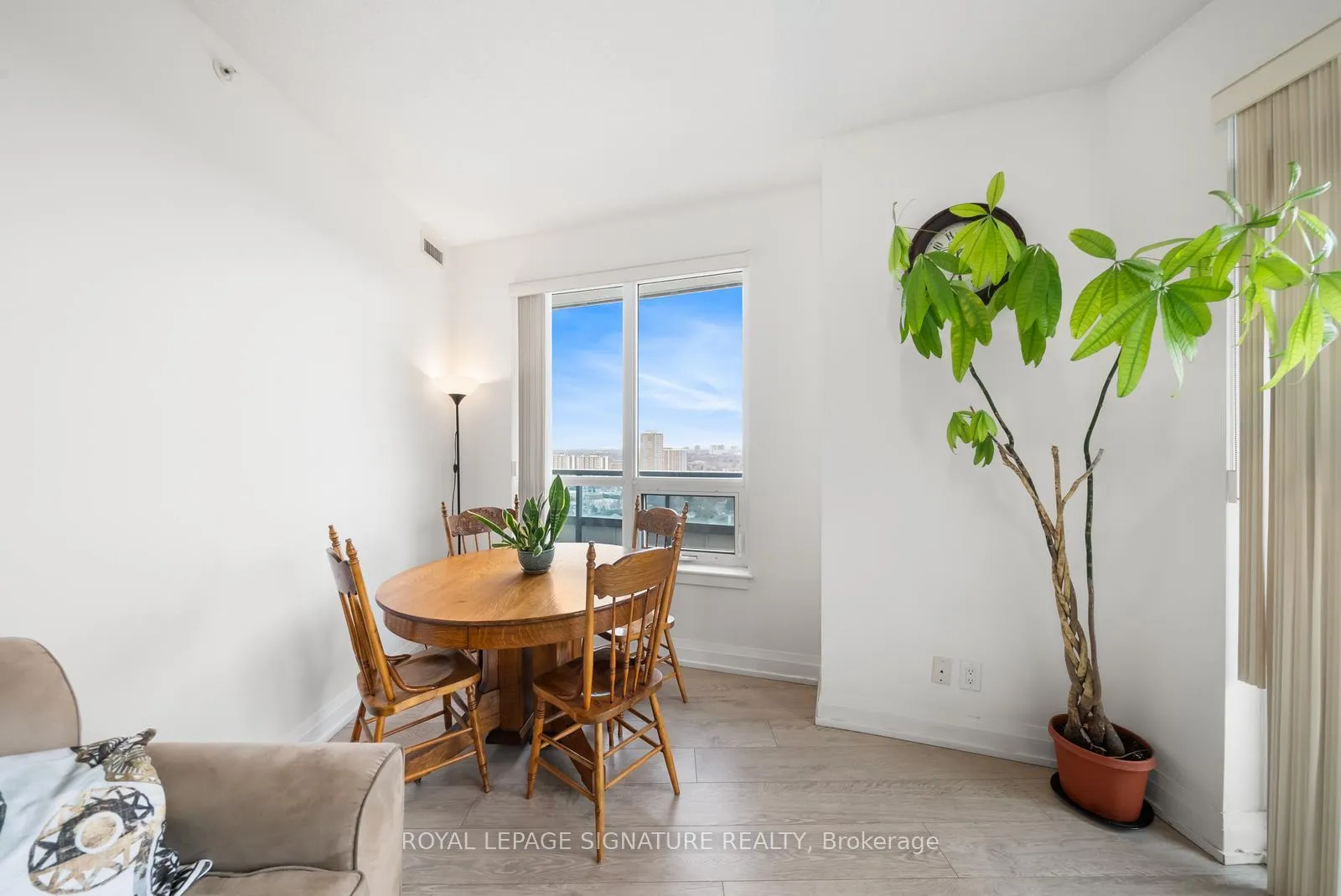 Photo 5 of Unit 2108, 7171 Yonge Street, Markham, Thornhill — HOMEH