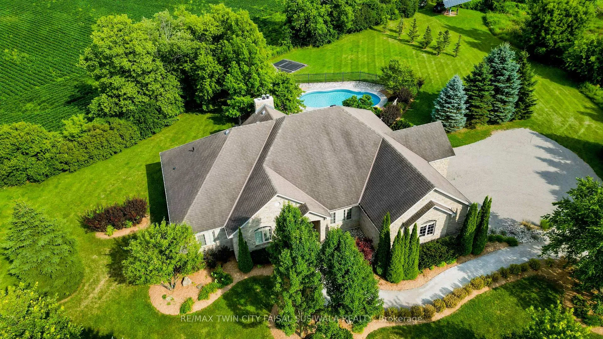 Photo 2 of 10 Eagle Ridge Court, Brant, Brantford Twp — HOMEH