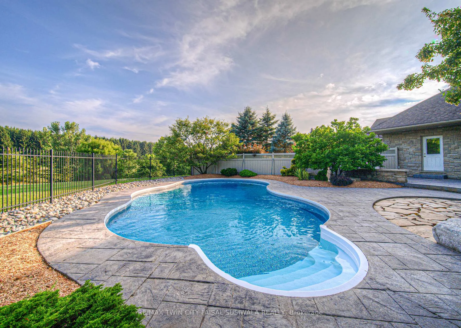 Photo 7 of 10 Eagle Ridge Court, Brant, Brantford Twp — HOMEH