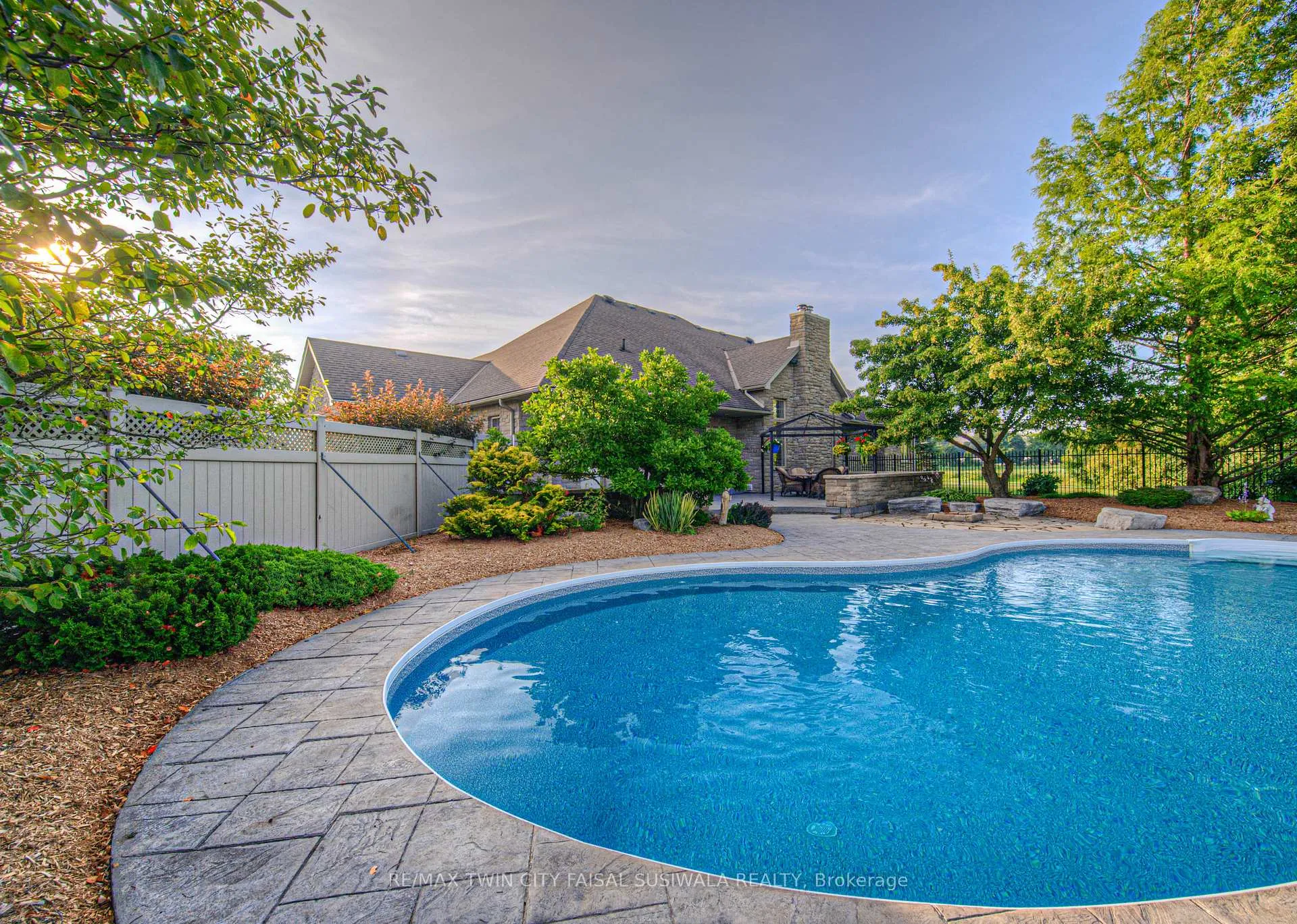 Photo 8 of 10 Eagle Ridge Court, Brant, Brantford Twp — HOMEH