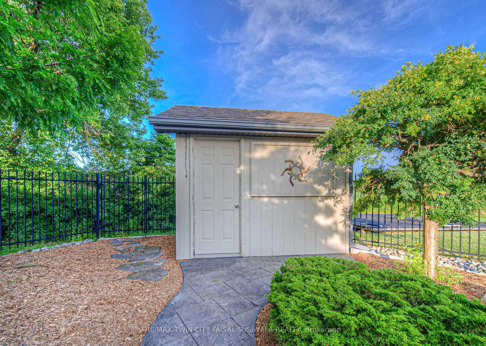 Photo 9 of 10 Eagle Ridge Court, Brant, Brantford Twp — HOMEH