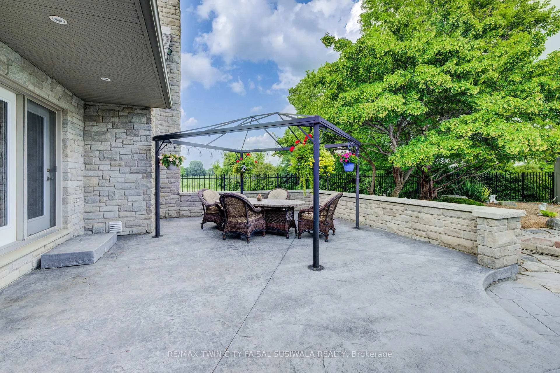 Photo 12 of 10 Eagle Ridge Court, Brant, Brantford Twp — HOMEH