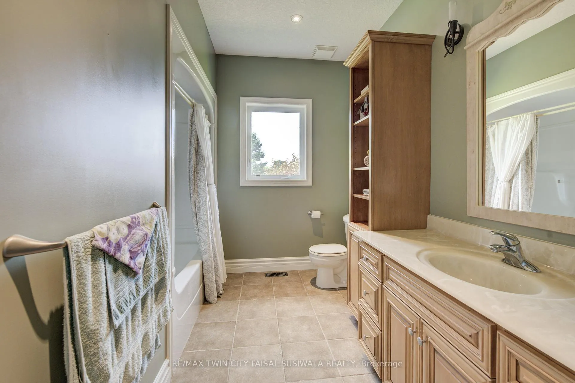 Photo 38 of 10 Eagle Ridge Court, Brant, Brantford Twp — HOMEH
