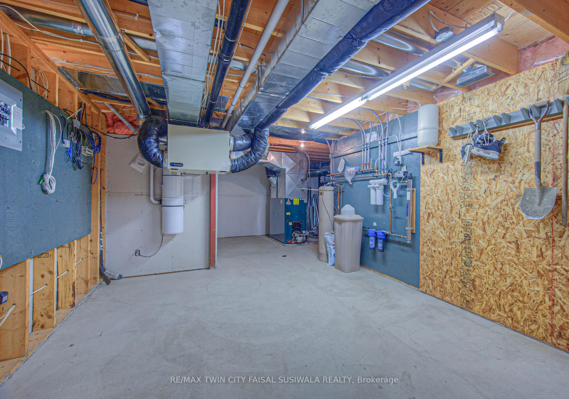 Photo 45 of 10 Eagle Ridge Court, Brant, Brantford Twp — HOMEH