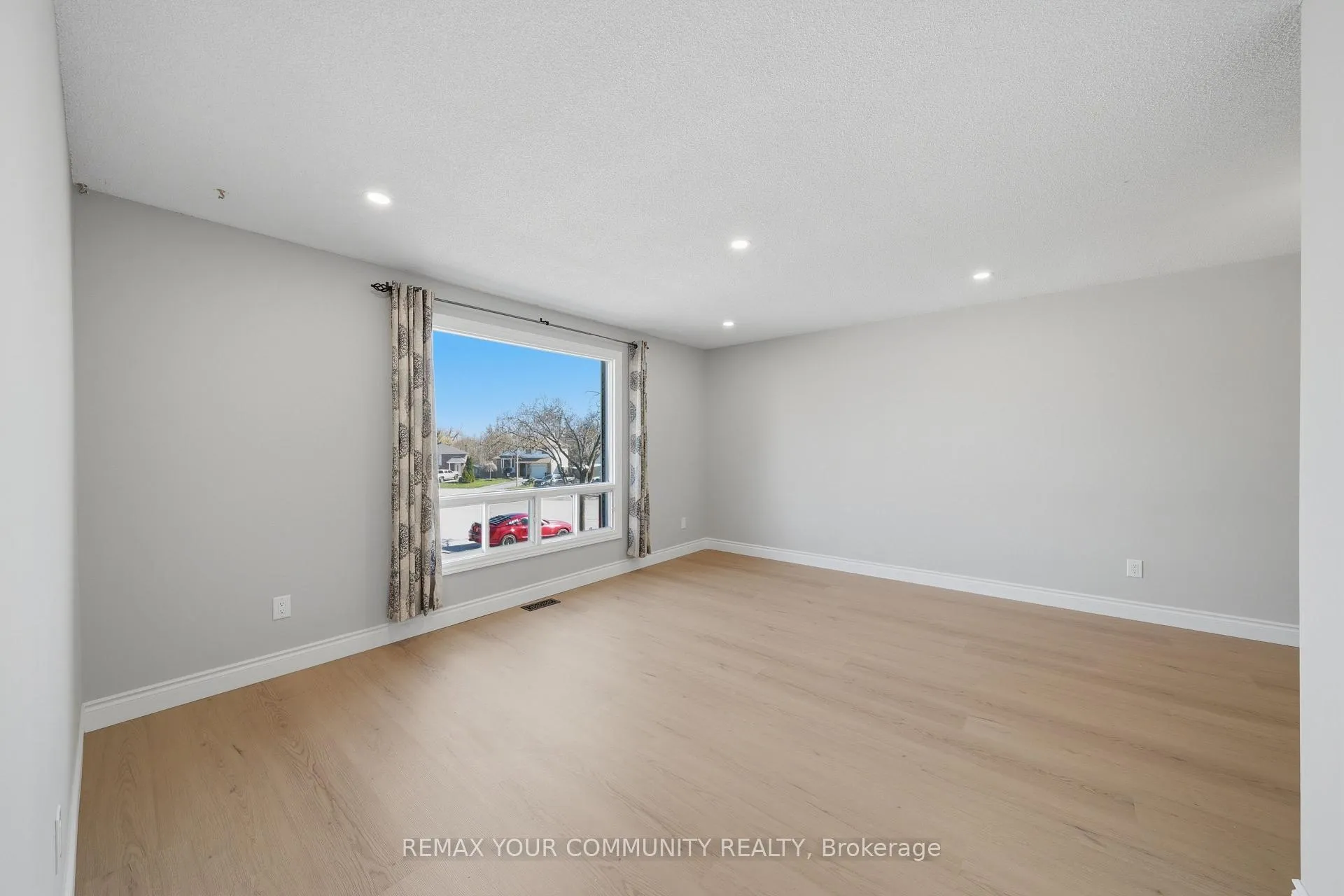 Photo 4 of Unit Main, 56 McConkey Place, Barrie, Allandale Heights — HOMEH
