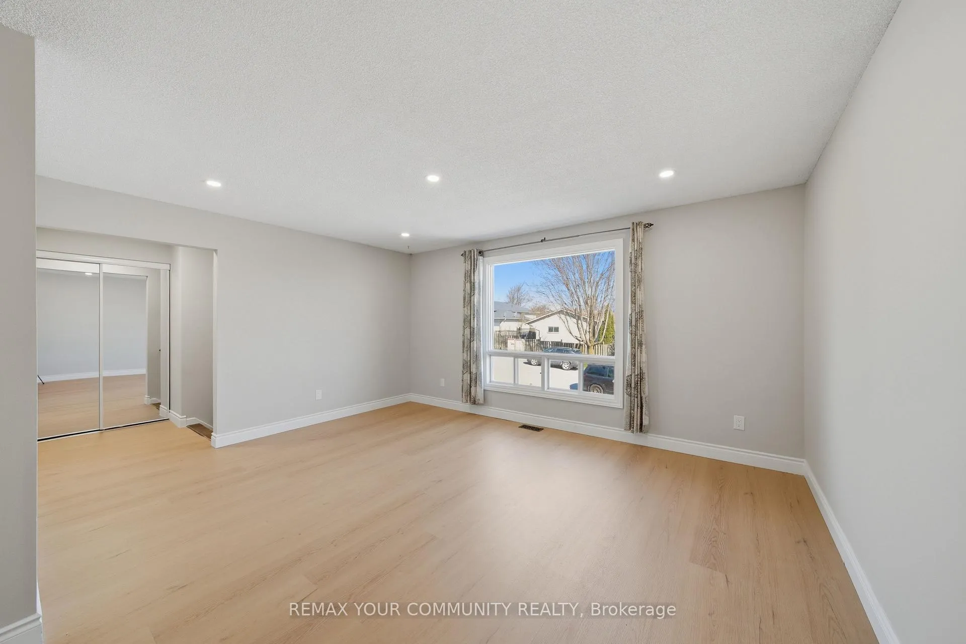 Photo 5 of Unit Main, 56 McConkey Place, Barrie, Allandale Heights — HOMEH