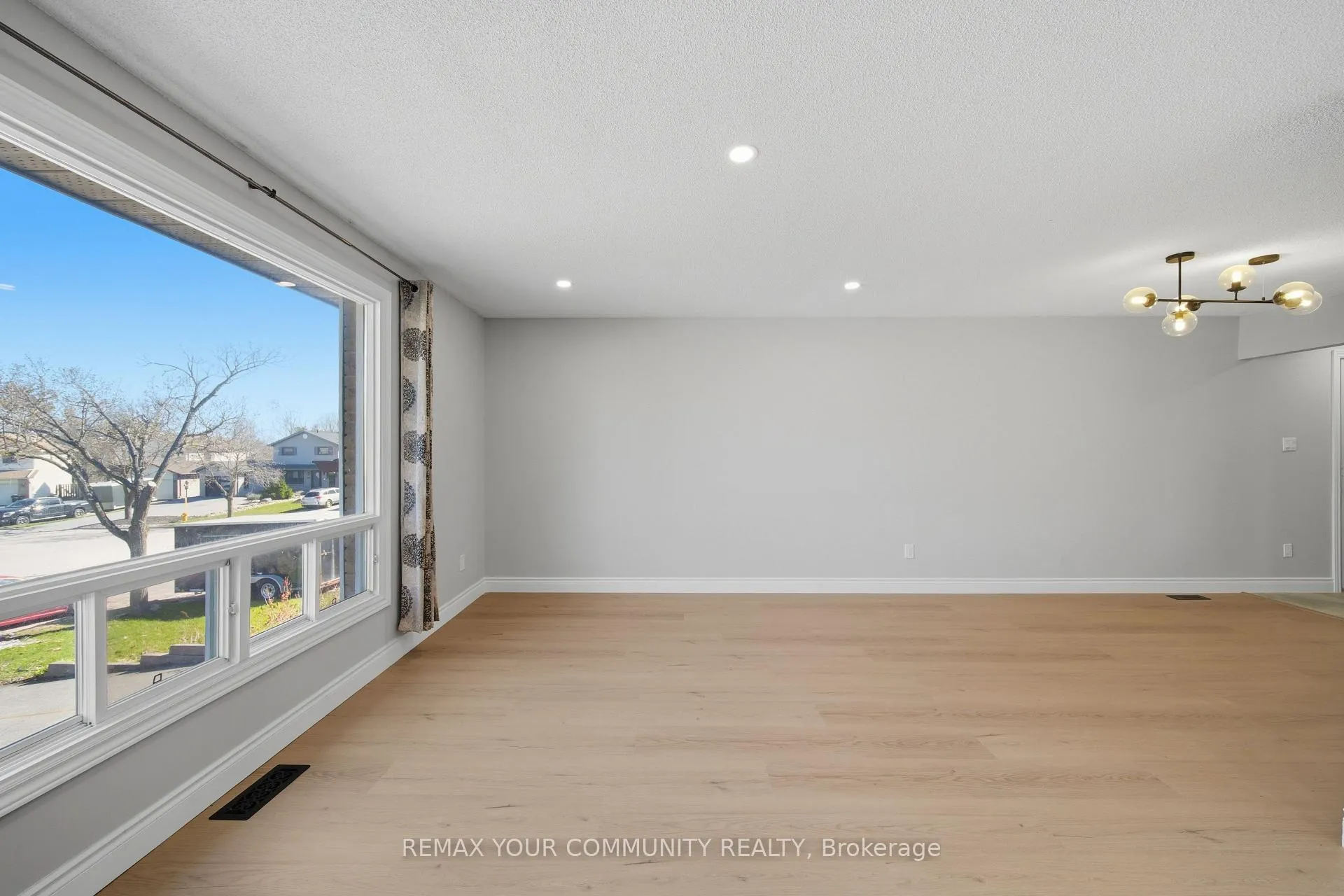 Photo 6 of Unit Main, 56 McConkey Place, Barrie, Allandale Heights — HOMEH