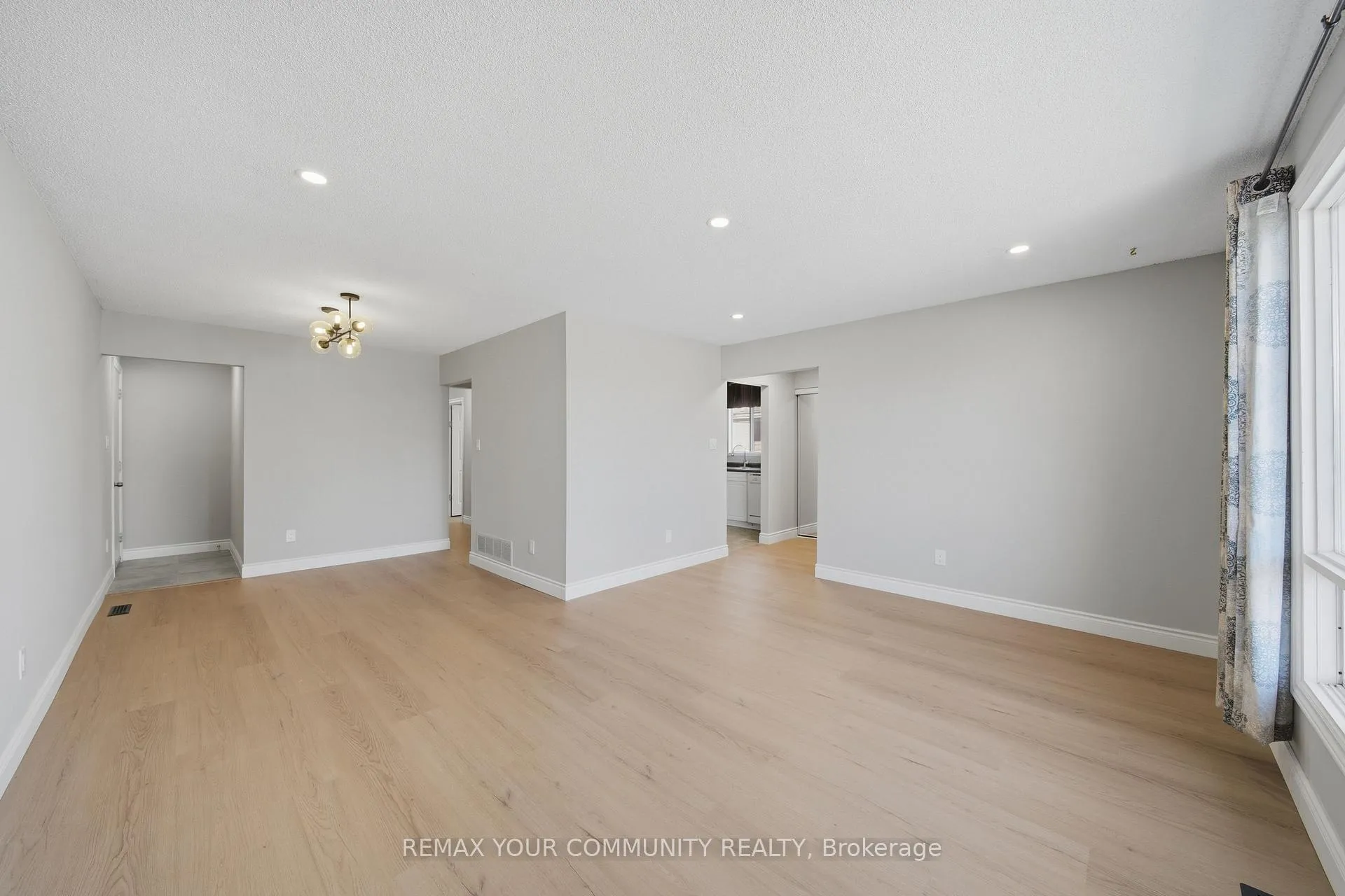 Photo 7 of Unit Main, 56 McConkey Place, Barrie, Allandale Heights — HOMEH