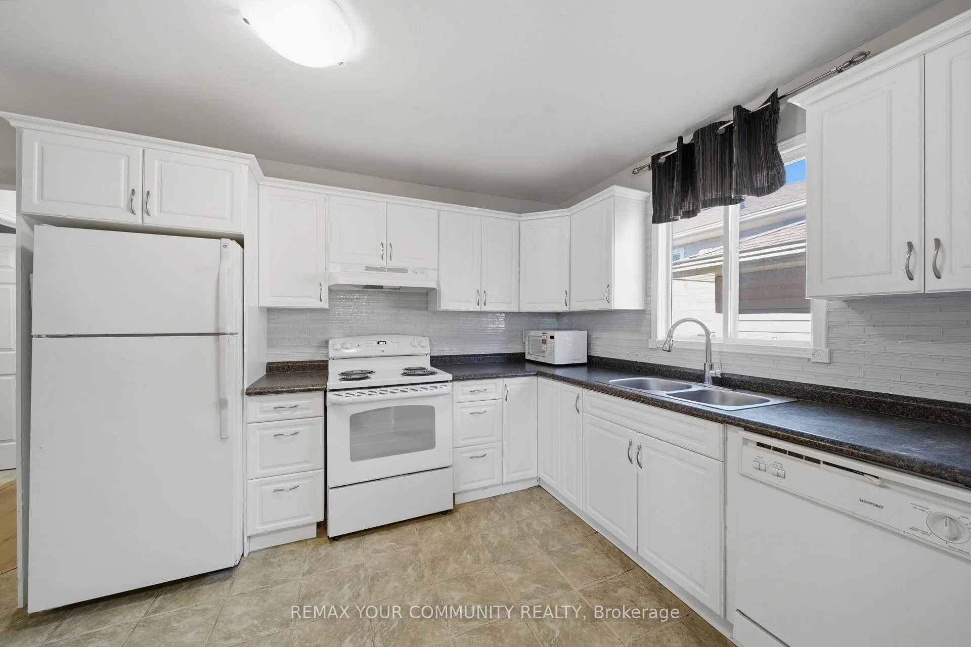 Photo 9 of Unit Main, 56 McConkey Place, Barrie, Allandale Heights — HOMEH