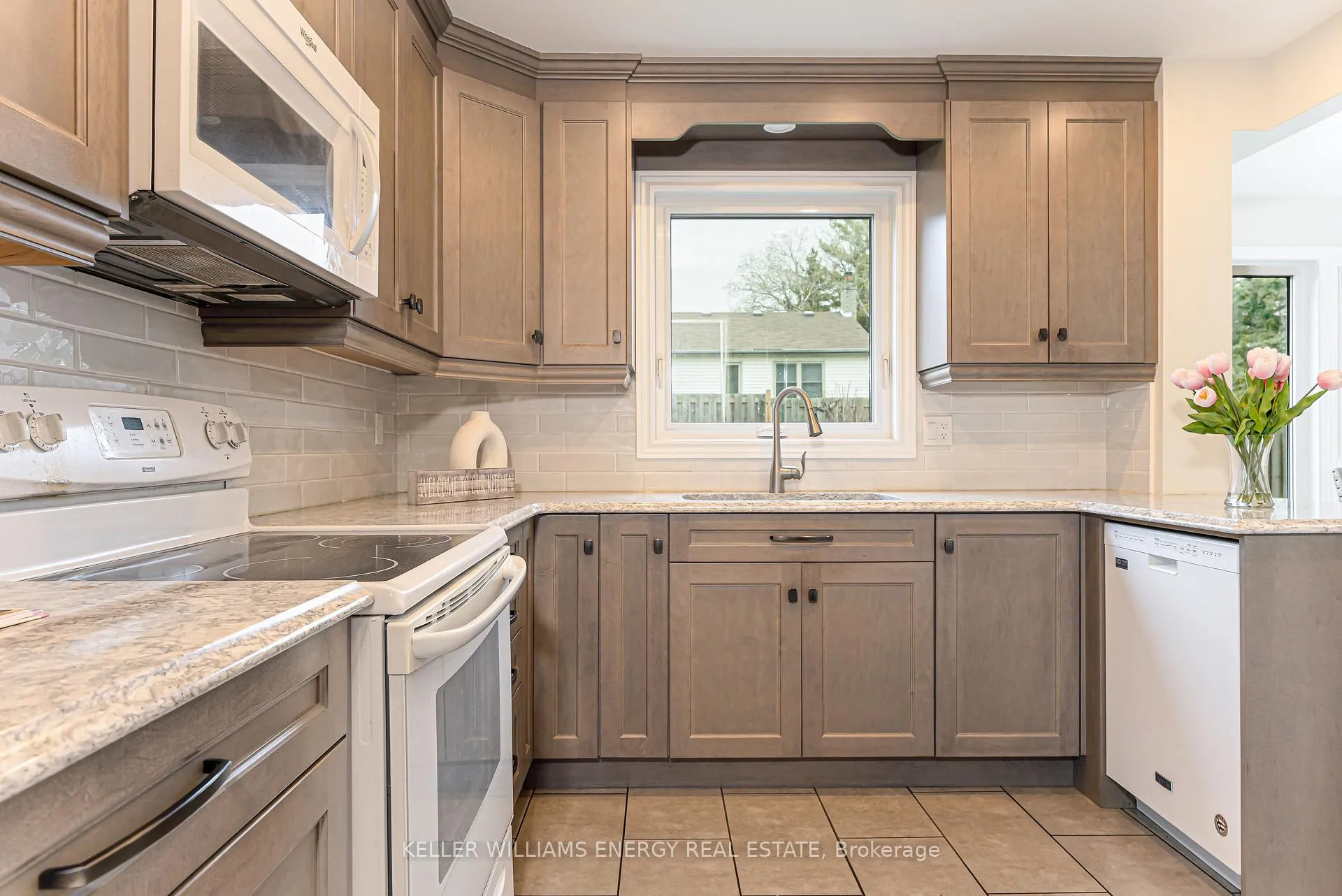 Photo 10 of 873 Lochness Crescent, Oshawa, McLaughlin — HOMEH