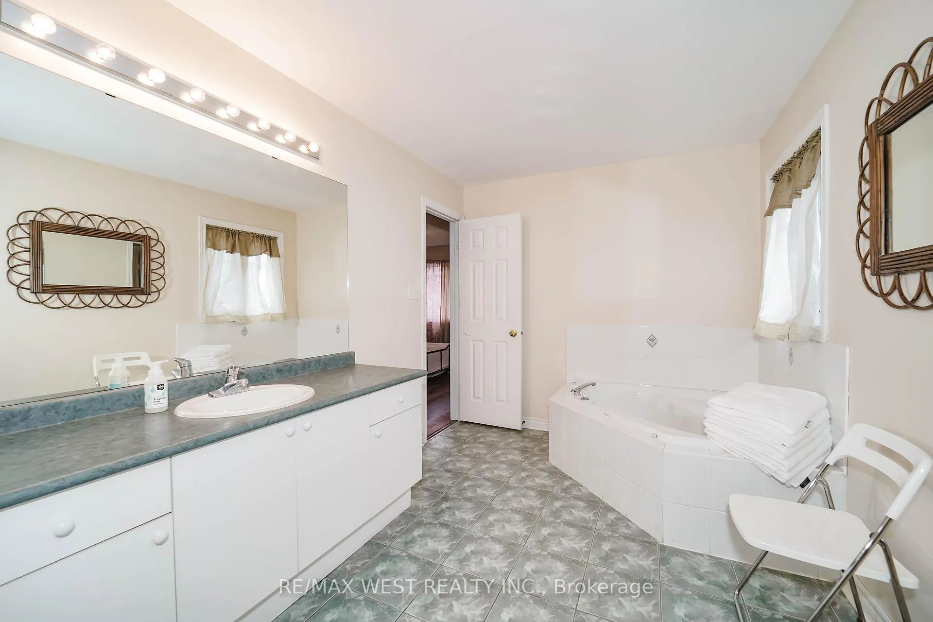 Photo 8 of 149 Foxchase Avenue, Vaughan, East Woodbridge — HOMEH