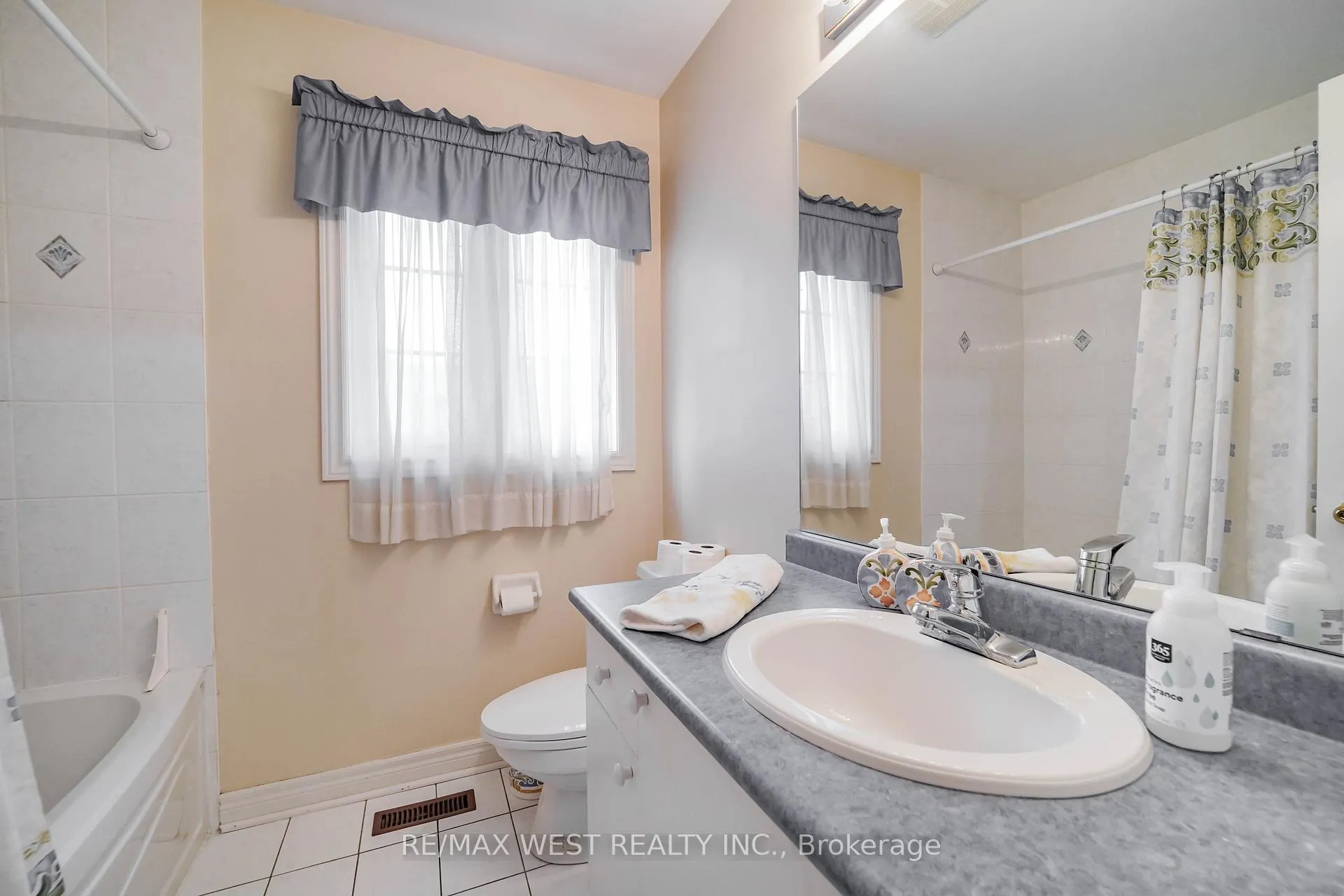 Photo 10 of 149 Foxchase Avenue, Vaughan, East Woodbridge — HOMEH