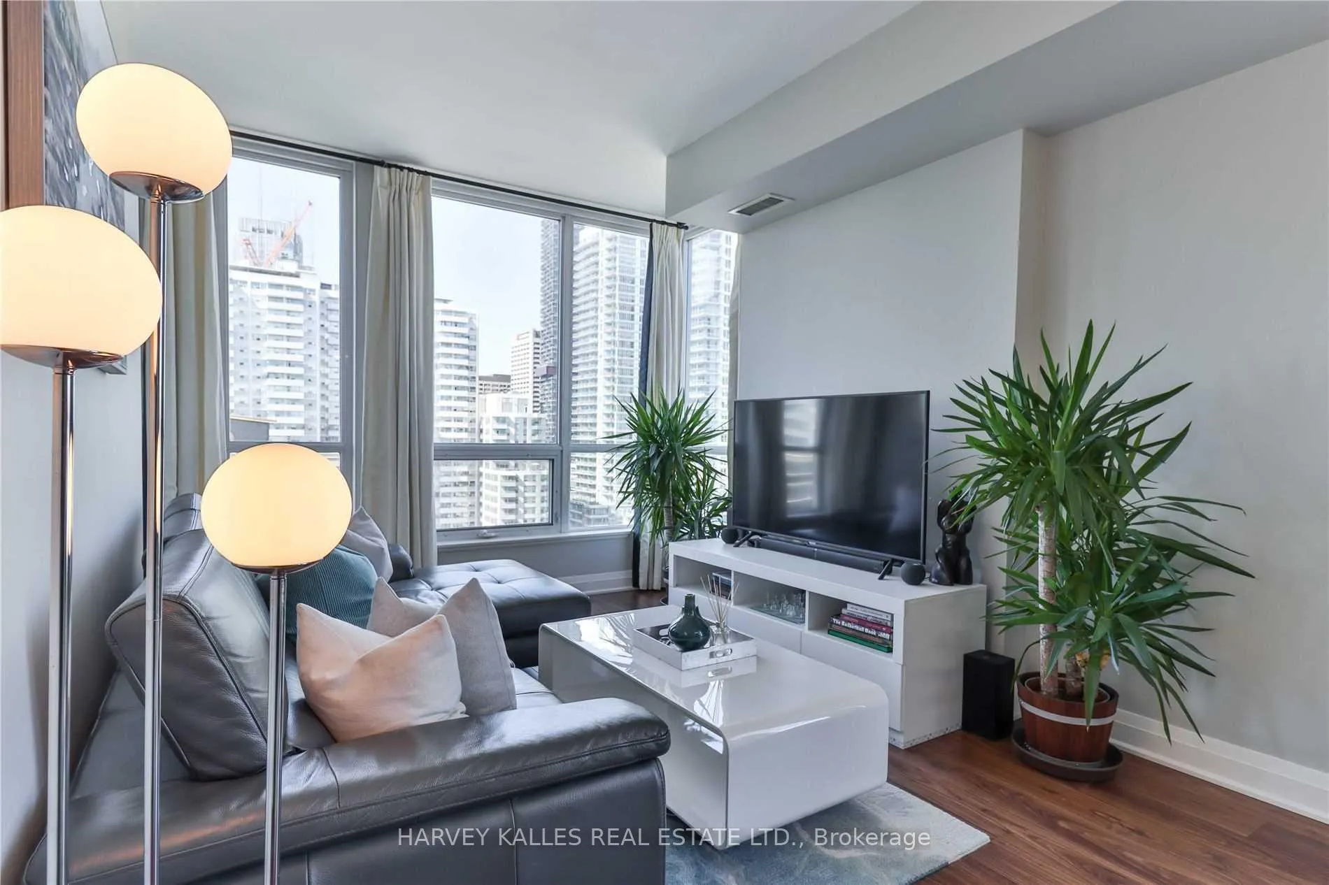 Photo 8 of Unit 1510, 83 Redpath Avenue, Toronto, Mount Pleasant West — HOMEH