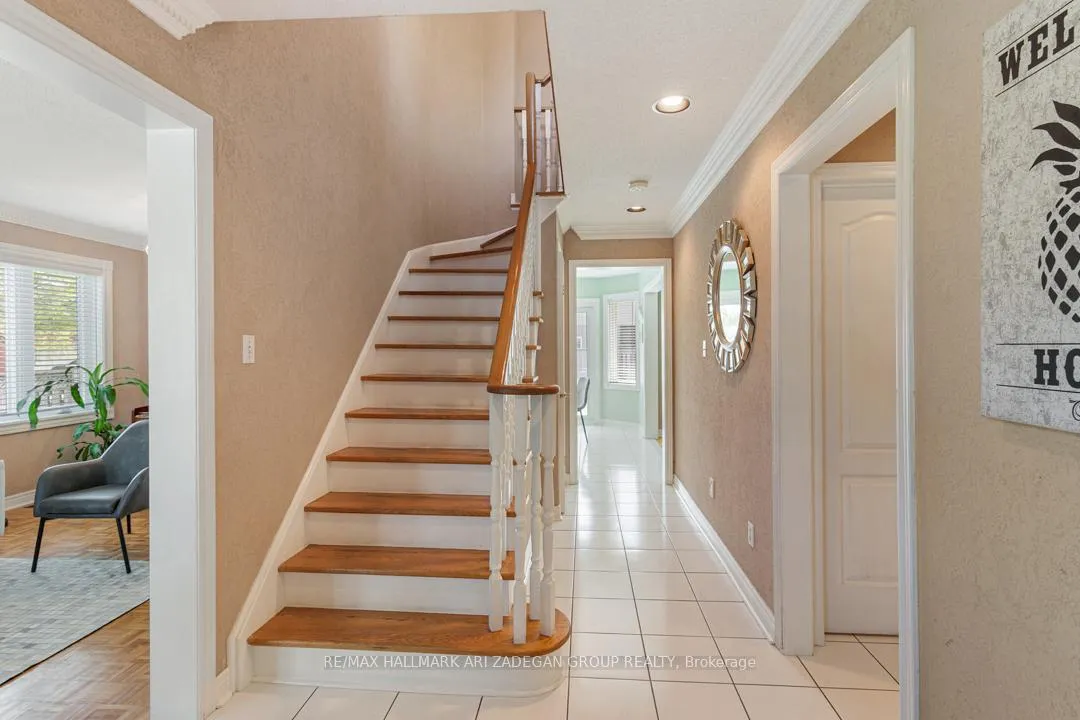 Photo 4 of 1 Grampian Avenue, Vaughan, Maple — HOMEH