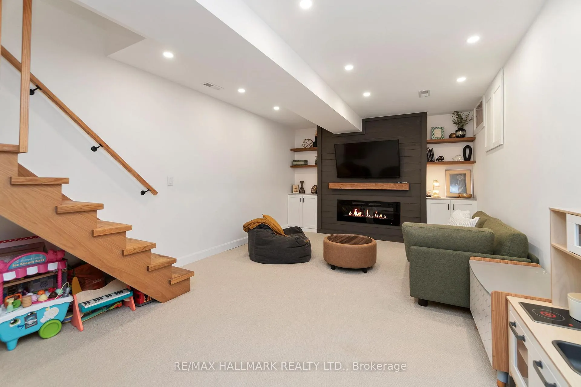 Photo 7 of 17 Criscoe Street, Toronto, Rockcliffe-Smythe — HOMEH