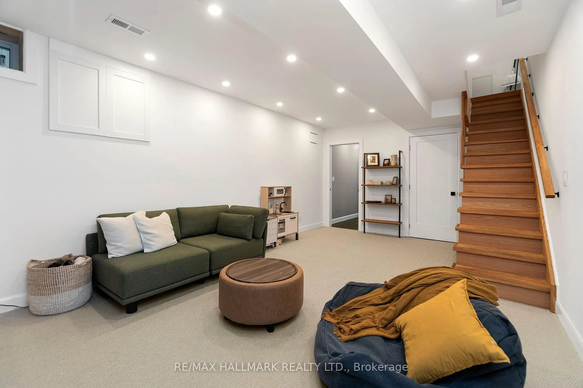 Photo 18 of 17 Criscoe Street, Toronto, Rockcliffe-Smythe — HOMEH