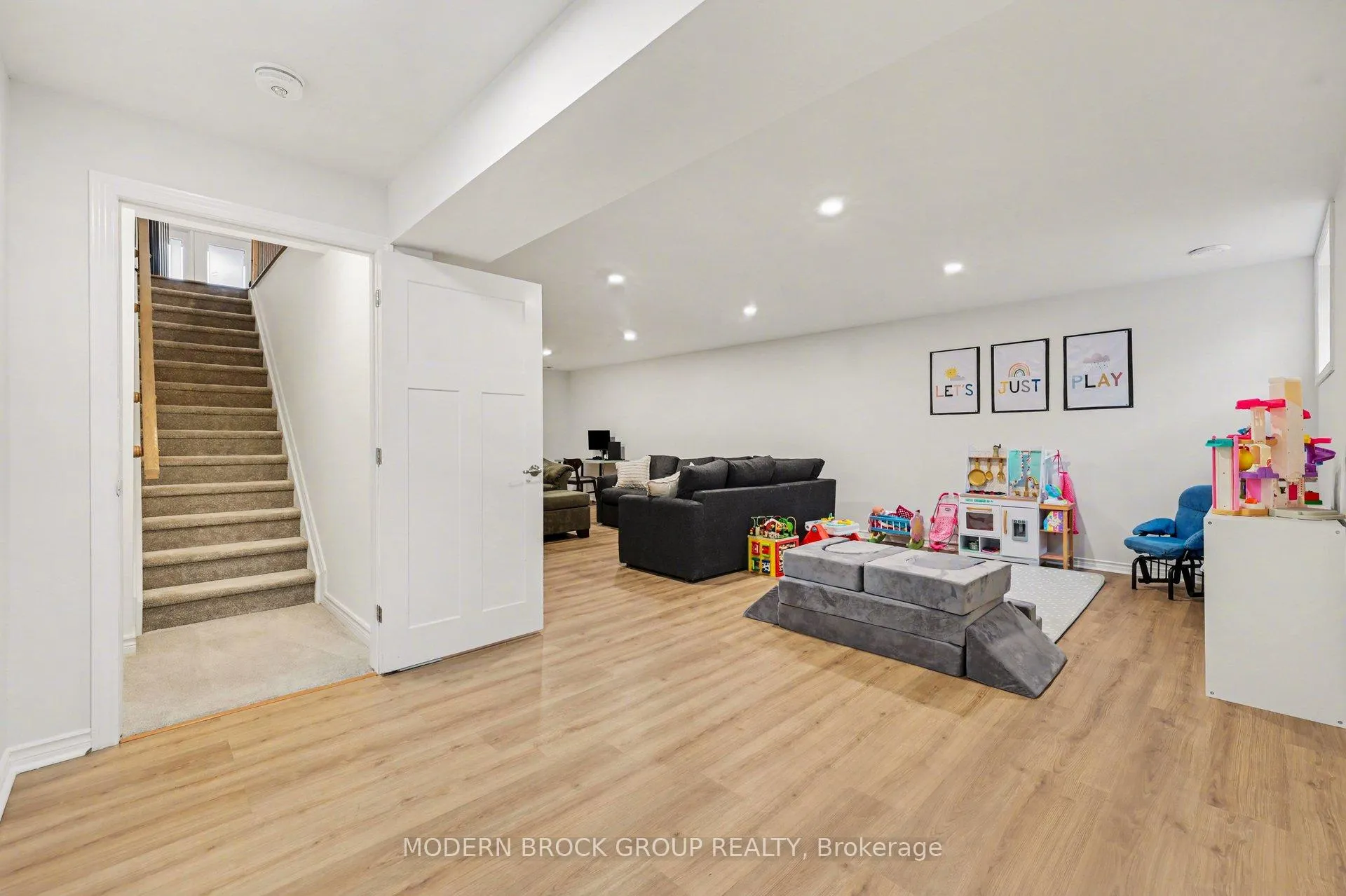 Photo 23 of 17 Douglas Brown Way, Arnprior — HOMEH