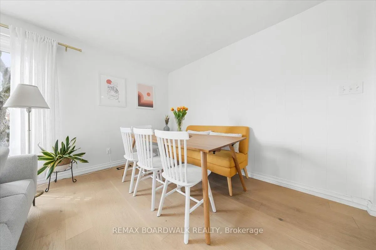 Photo 5 of 19 Spring Garden Avenue, Ottawa, Meadowlands/Crestview — HOMEH