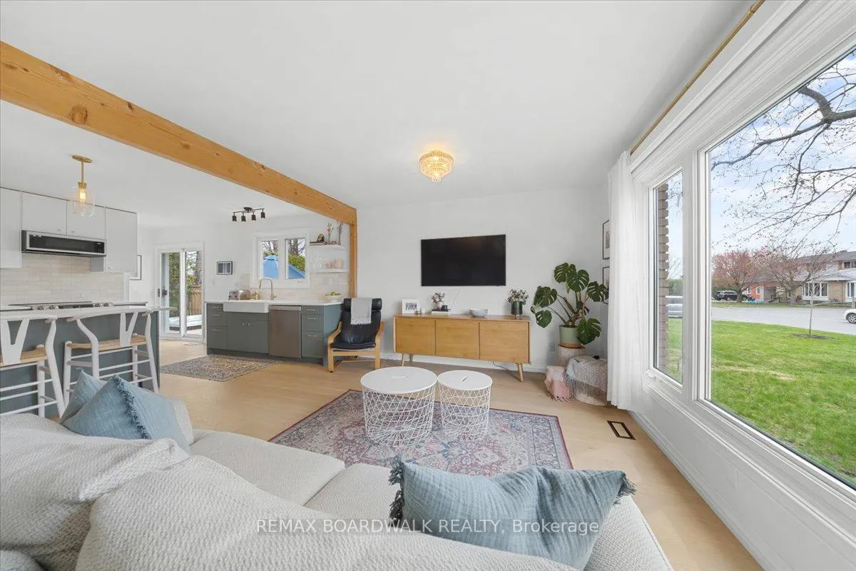 Photo 9 of 19 Spring Garden Avenue, Ottawa, Meadowlands/Crestview — HOMEH
