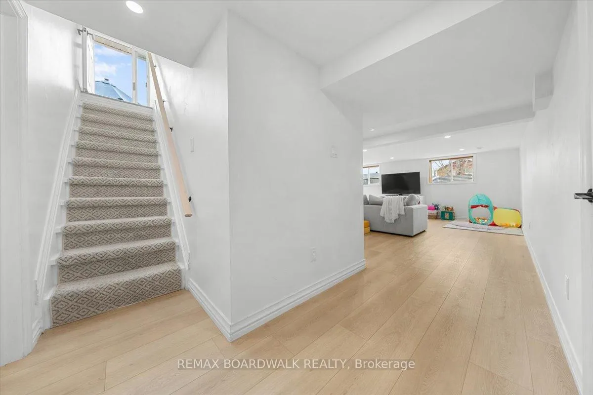 Photo 23 of 19 Spring Garden Avenue, Ottawa, Meadowlands/Crestview — HOMEH