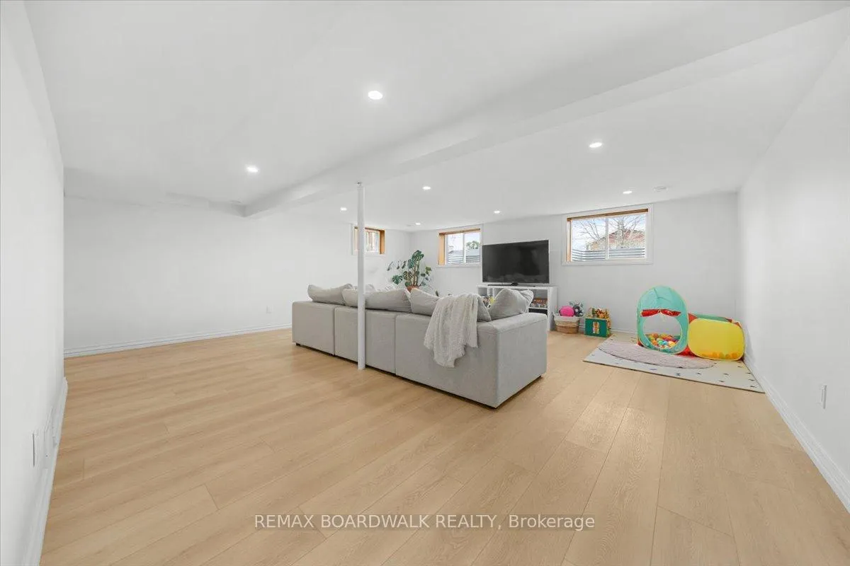 Photo 24 of 19 Spring Garden Avenue, Ottawa, Meadowlands/Crestview — HOMEH