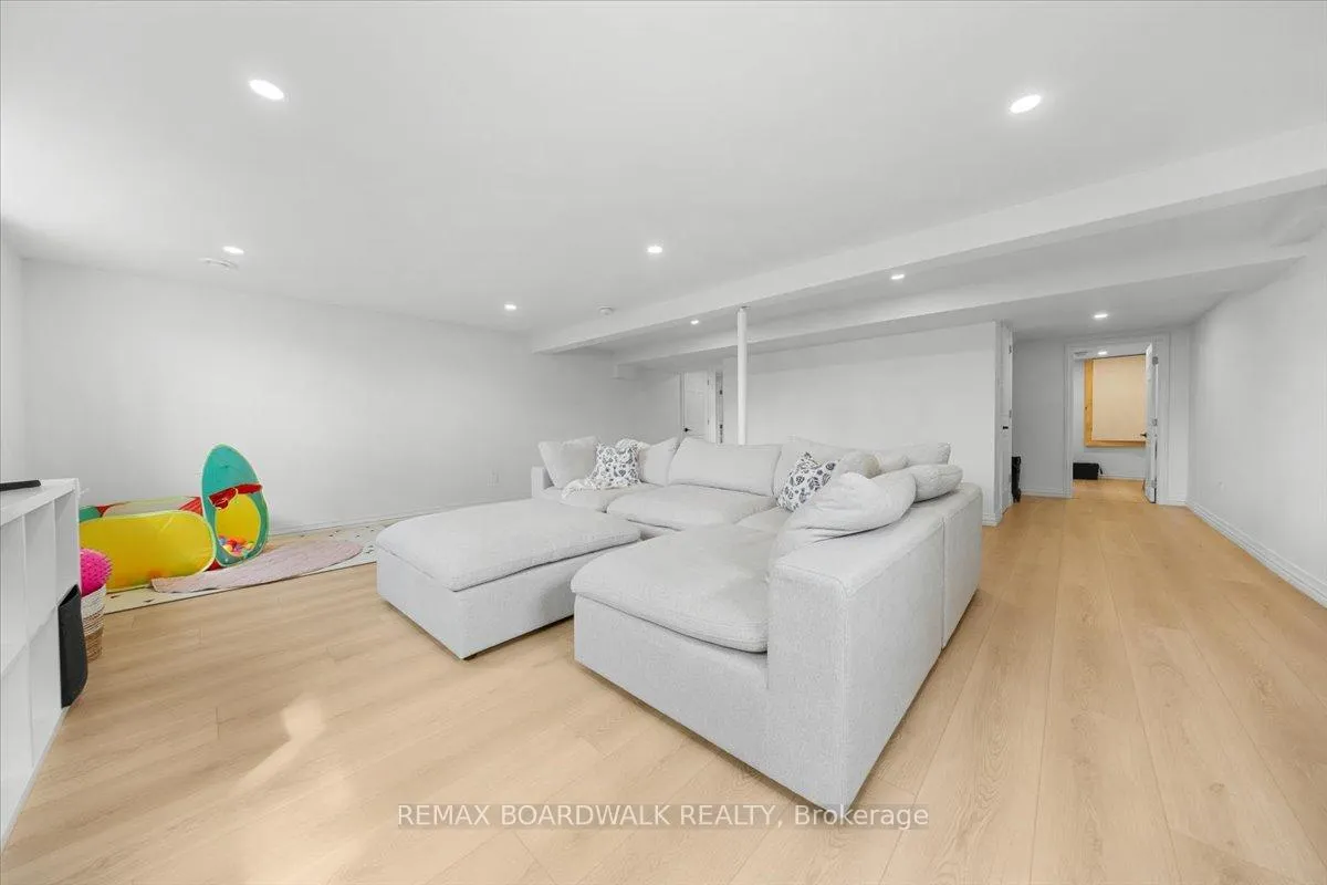 Photo 27 of 19 Spring Garden Avenue, Ottawa, Meadowlands/Crestview — HOMEH