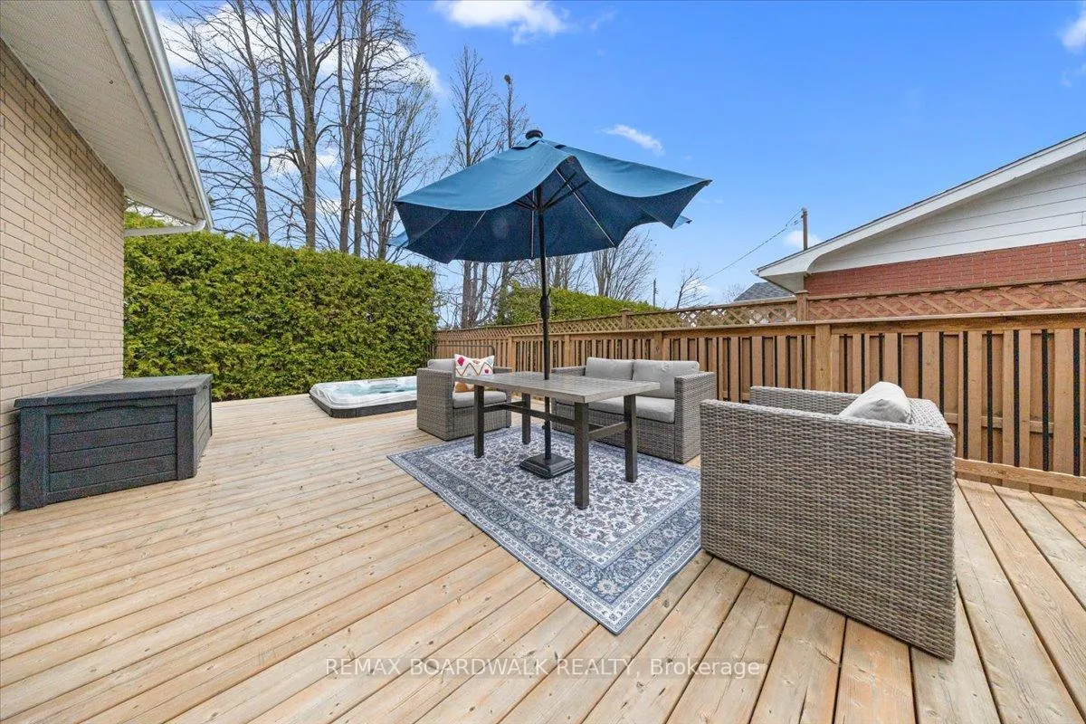 Photo 34 of 19 Spring Garden Avenue, Ottawa, Meadowlands/Crestview — HOMEH
