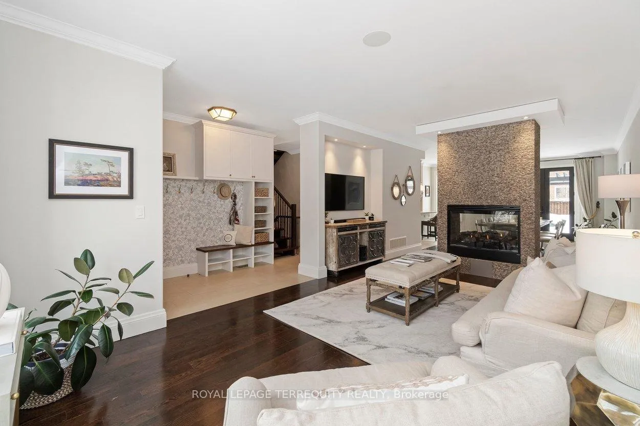 Photo 8 of 12 Elliott Avenue, Etobicoke, Kingsway South — HOMEH