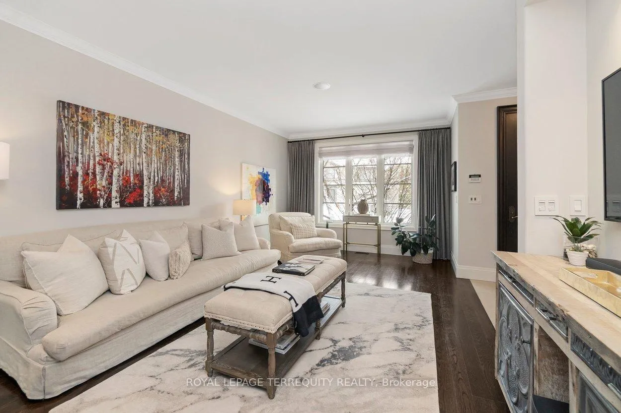 Photo 9 of 12 Elliott Avenue, Etobicoke, Kingsway South — HOMEH