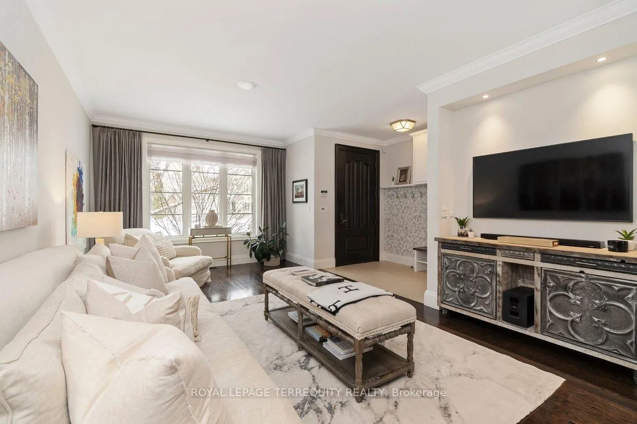 Photo 10 of 12 Elliott Avenue, Etobicoke, Kingsway South — HOMEH