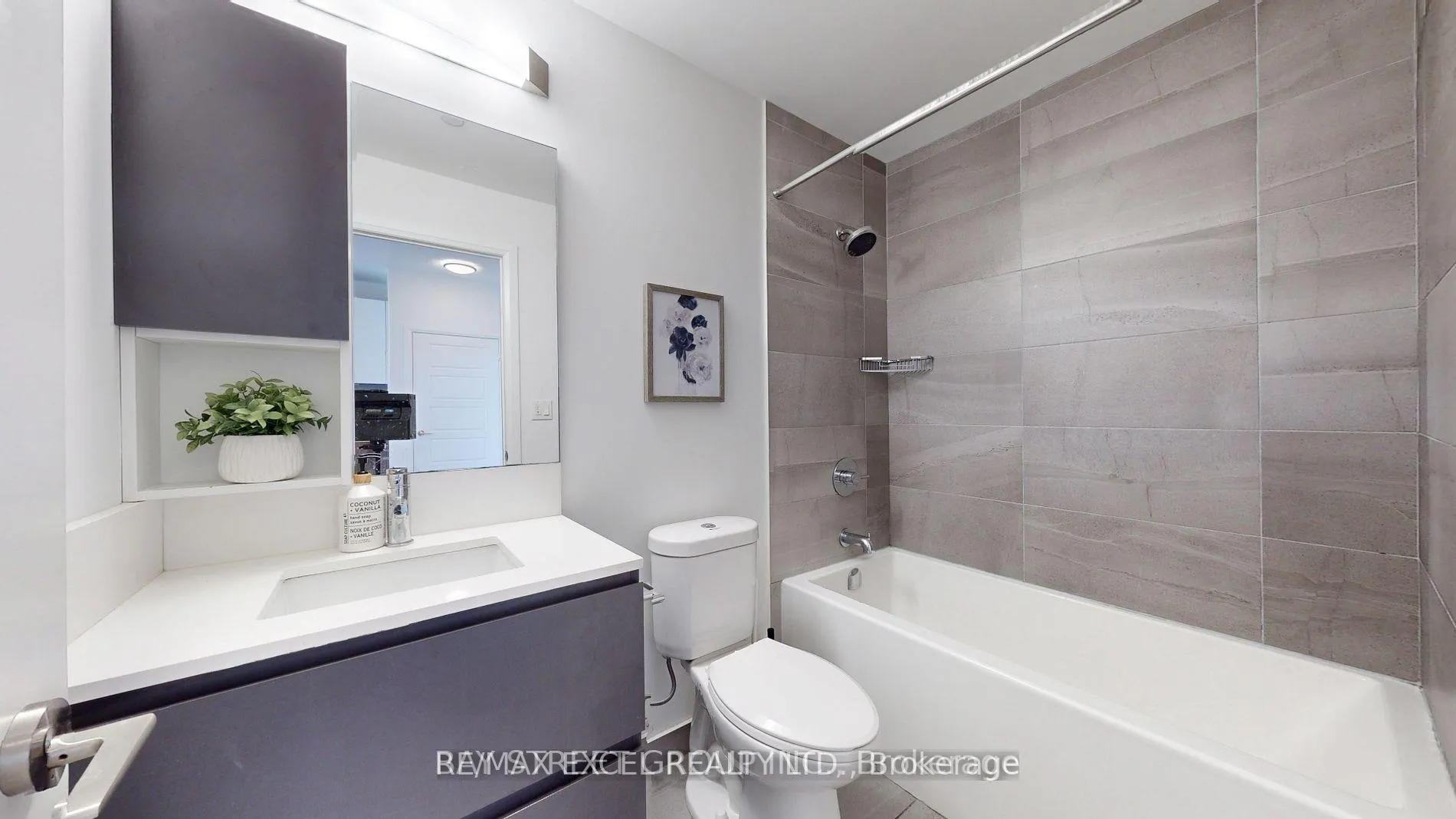 Photo 4 of Unit 309, 15 Water Walk Drive, Markham, Unionville — HOMEH
