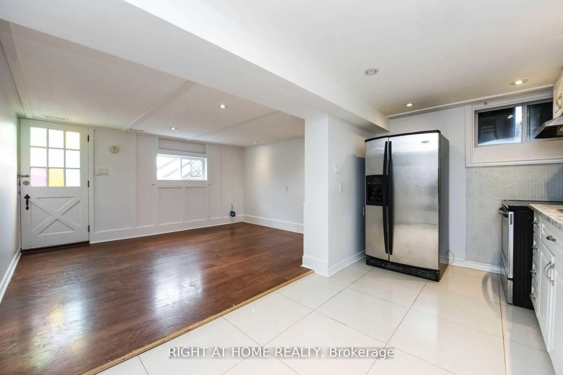 Photo 2 of 31 Griggsden Avenue, Etobicoke, Humber Heights — HOMEH