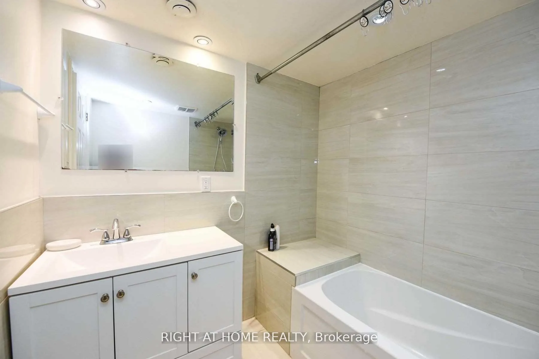 Photo 10 of 31 Griggsden Avenue, Etobicoke, Humber Heights — HOMEH