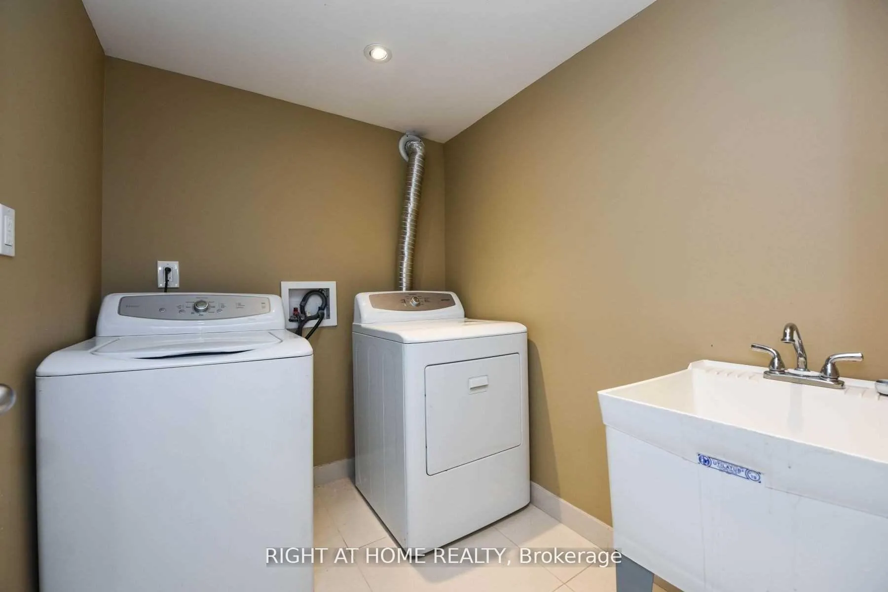Photo 11 of 31 Griggsden Avenue, Etobicoke, Humber Heights — HOMEH