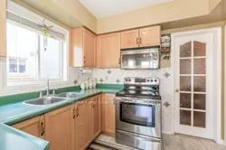 Photo 4 of Unit Upper Level, 44 Gold Hill Road W, Brampton, Fletcher's Creek Village — HOMEH