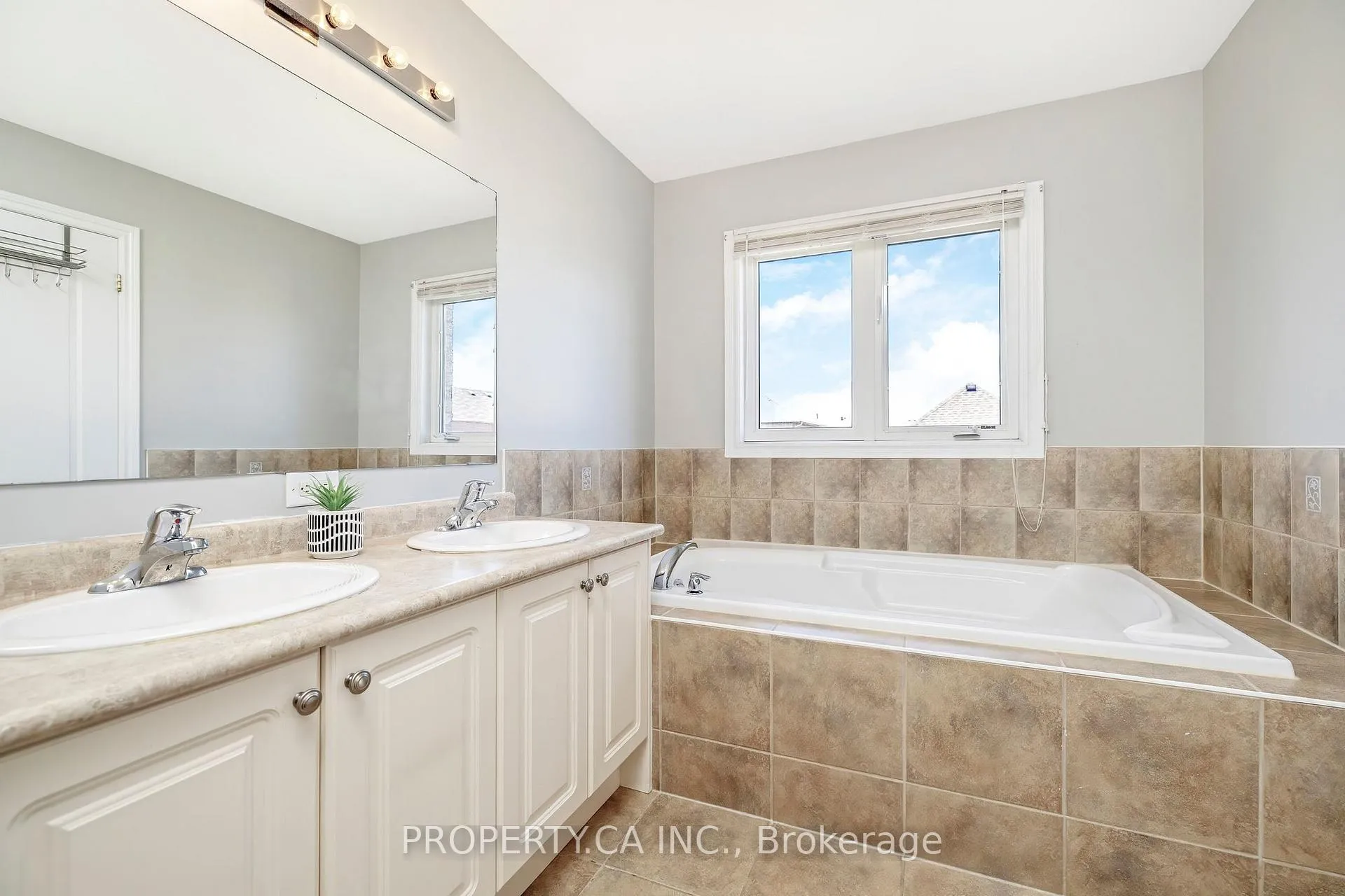 Photo 14 of 211 Mclaughlin Avenue, Milton, Willmott — HOMEH