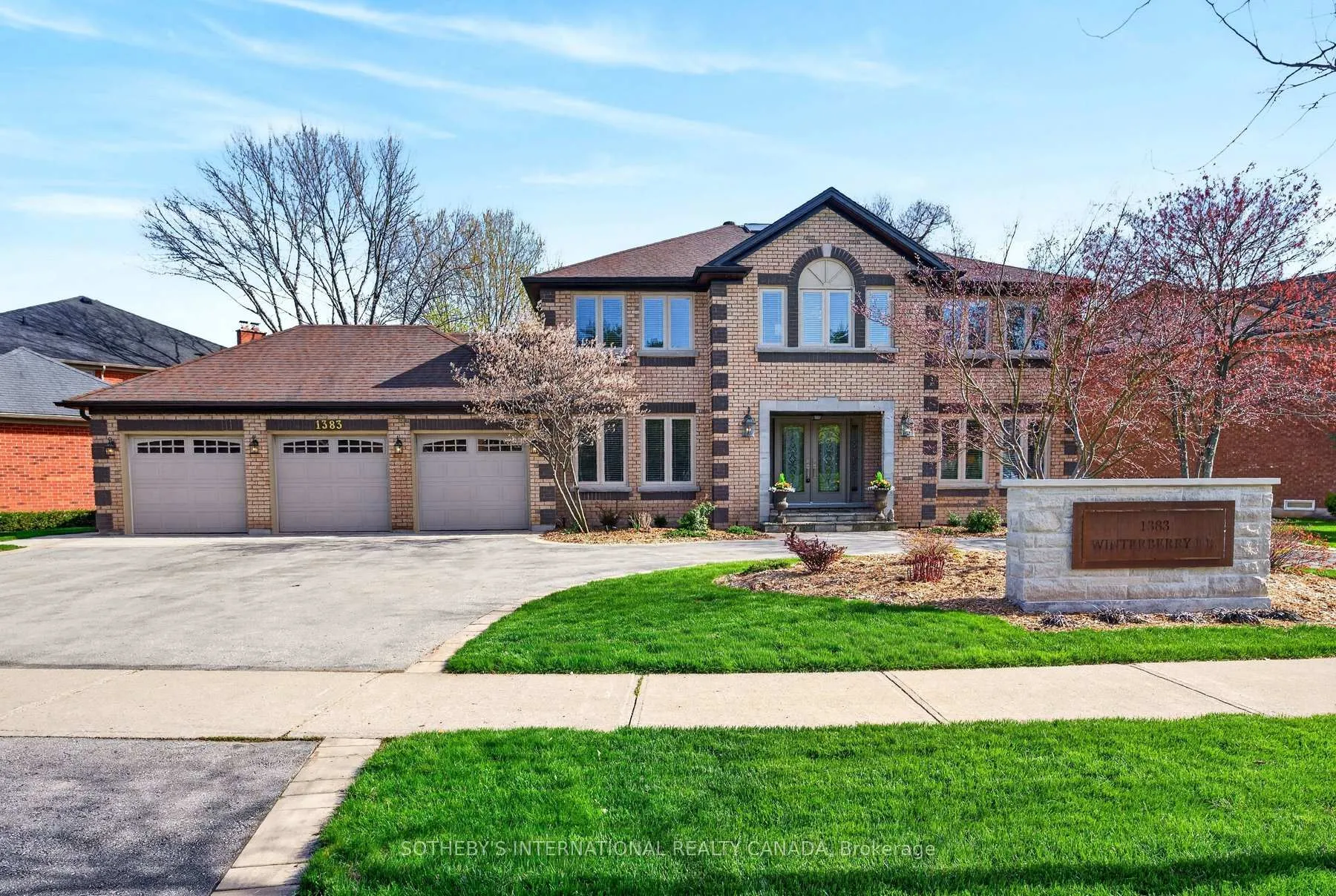 Photo 3 of 1383 Winterberry Drive, Burlington, Tyandaga — HOMEH