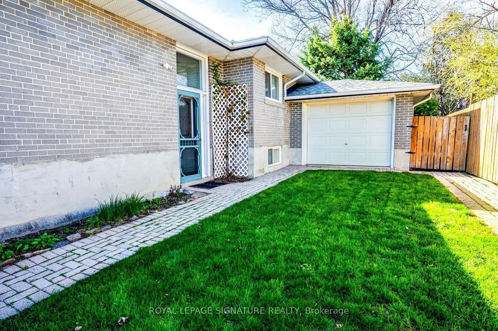 Photo 2 of 15 Epsom Downs Drive, Brampton, Southgate — HOMEH