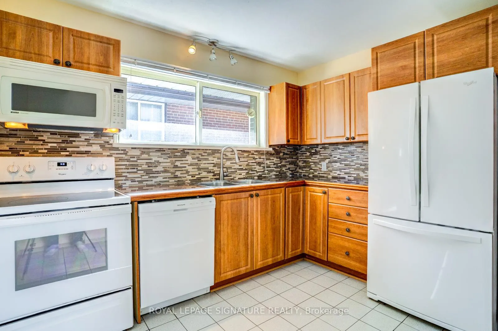 Photo 8 of 15 Epsom Downs Drive, Brampton, Southgate — HOMEH