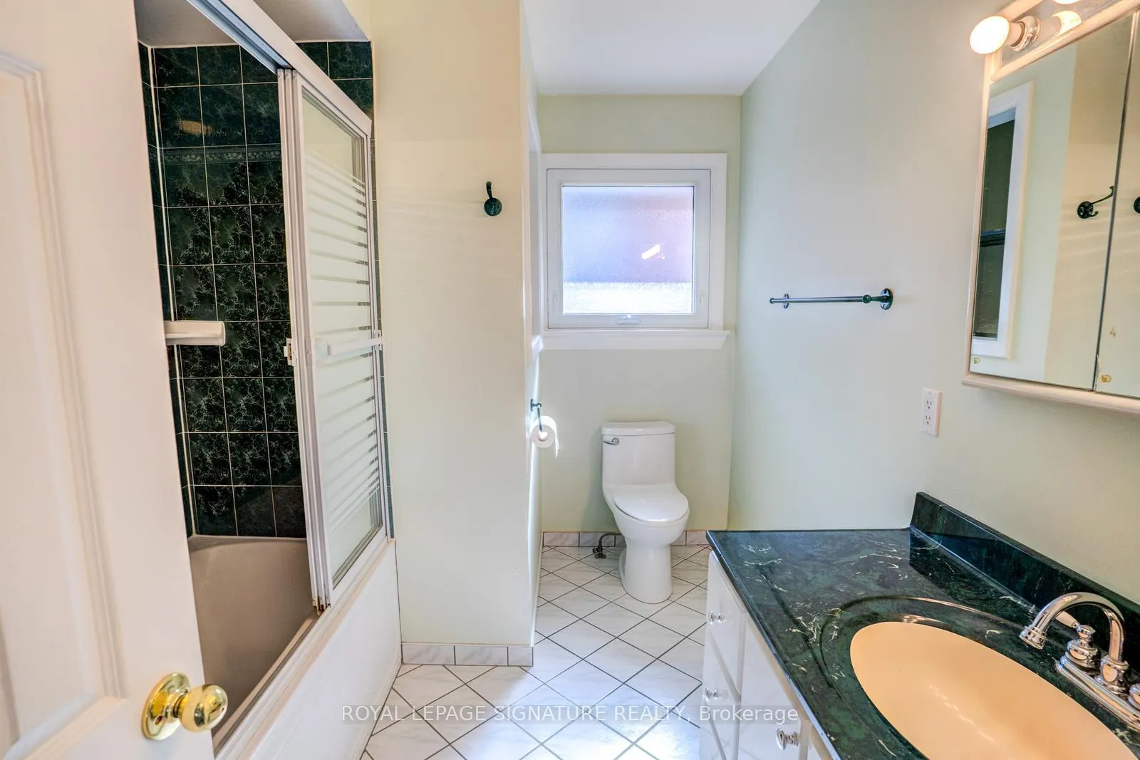 Photo 11 of 15 Epsom Downs Drive, Brampton, Southgate — HOMEH