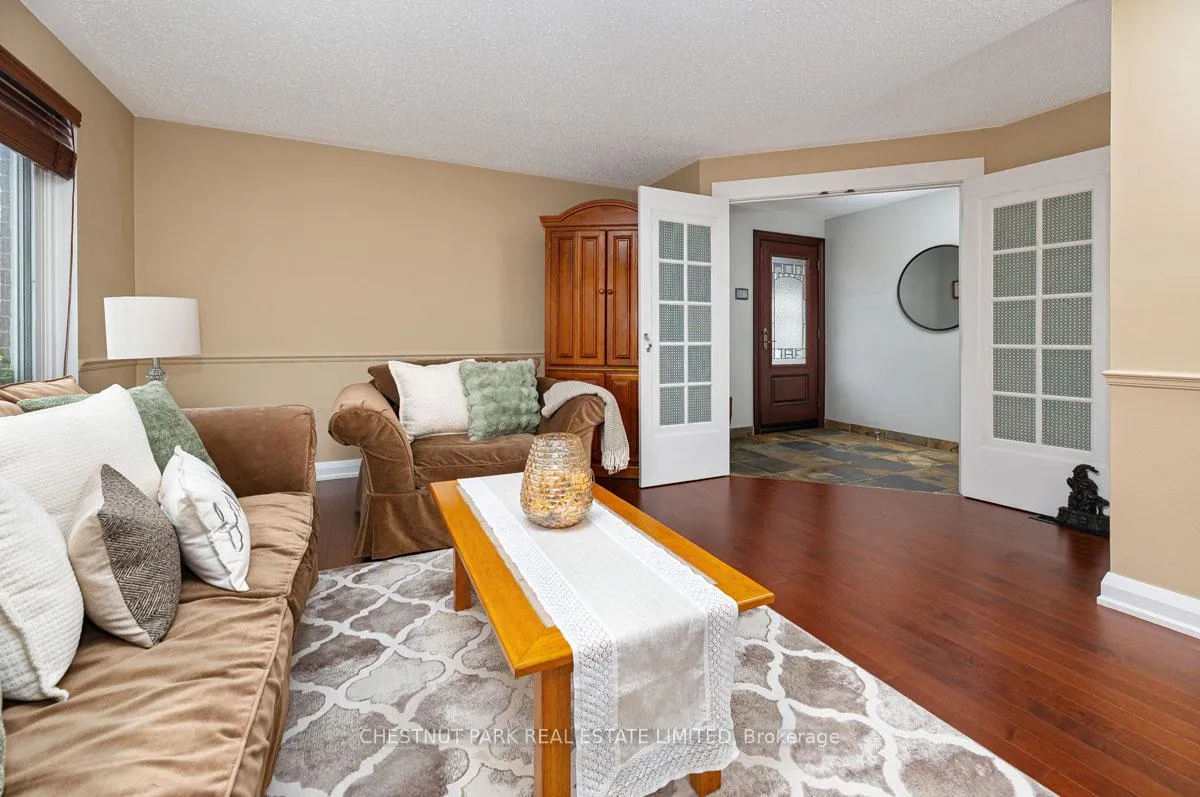 Photo 5 of 16 Vanderbrent Crescent, Etobicoke, Willowridge-Martingrove-Richview — HOMEH