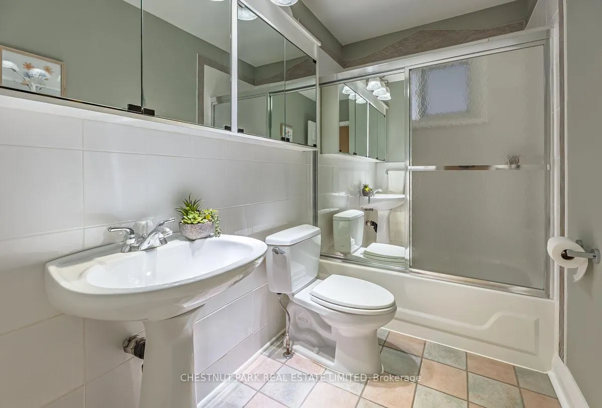 Photo 12 of 16 Vanderbrent Crescent, Etobicoke, Willowridge-Martingrove-Richview — HOMEH
