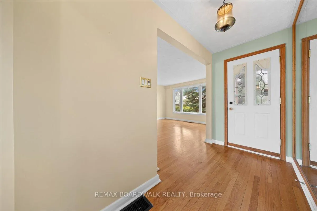 Photo 2 of 72 Crownhill Street, Ottawa, Cardinal Heights — HOMEH