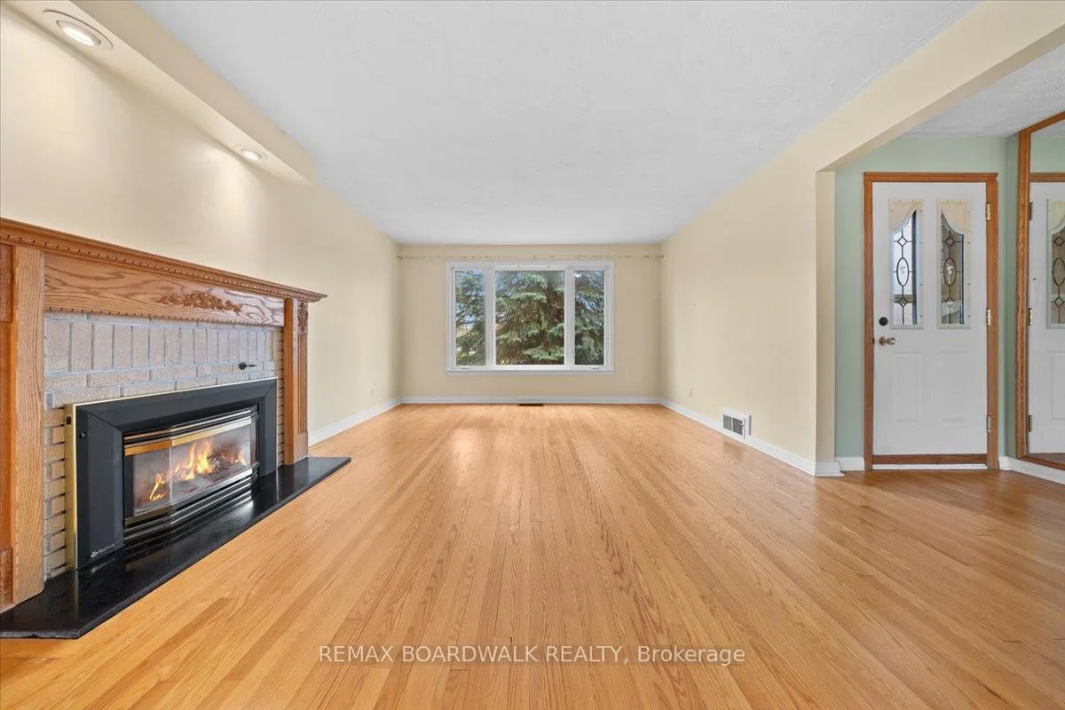 Photo 3 of 72 Crownhill Street, Ottawa, Cardinal Heights — HOMEH